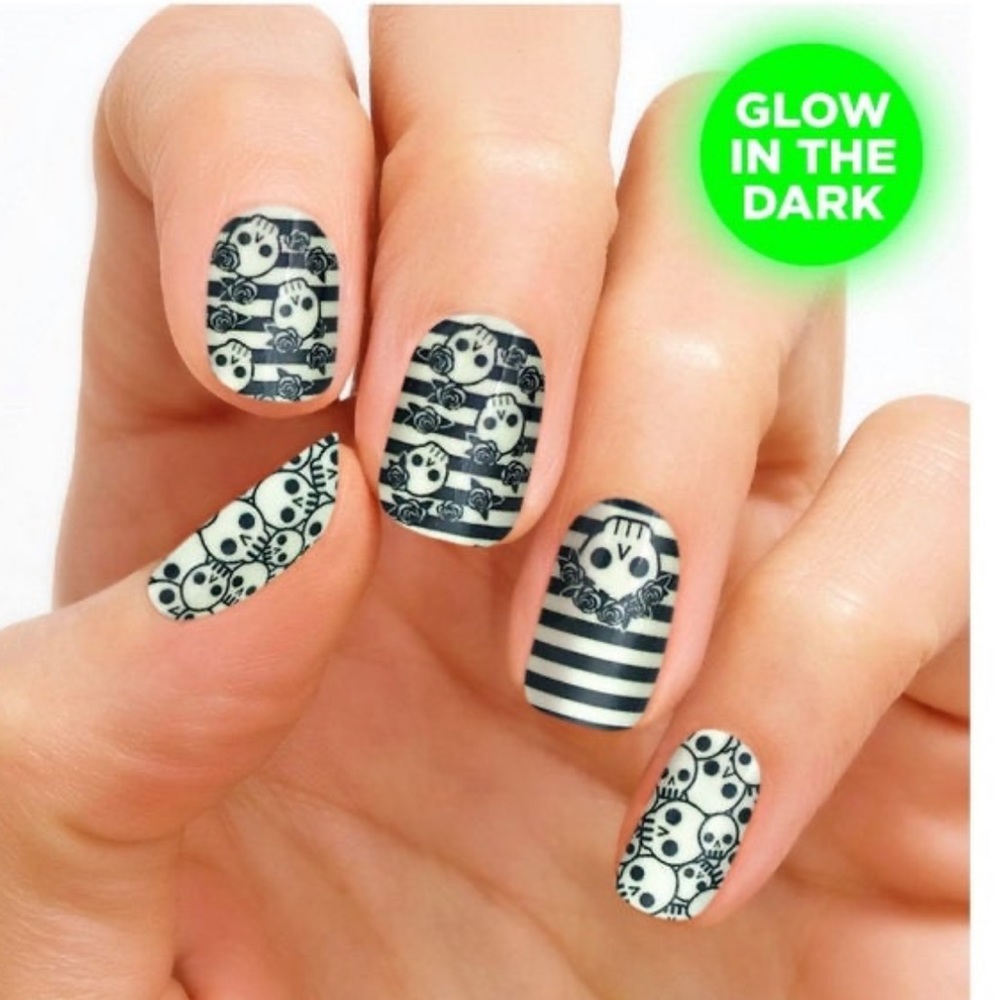 *Retired* Color Street: Literally Dead | Halloween Glow in the Dark Skulls Black - Picture 7 of 8